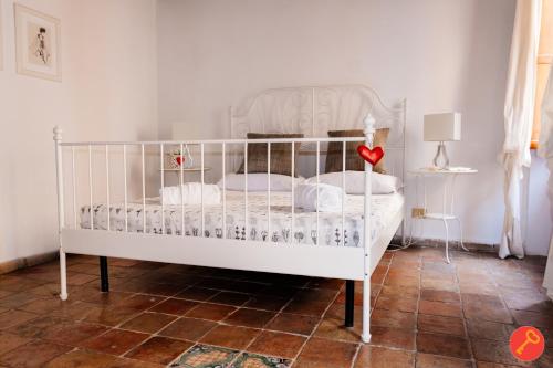 罗马特拉斯提弗列华丽公寓的客房内的白色床和白色婴儿床
