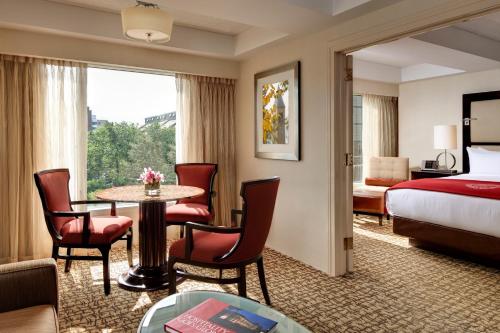 伊萨卡康奈尔大学斯塔特勒酒店 的酒店客房带一张床、一张桌子和椅子