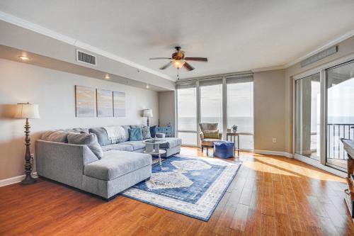 格尔夫波特Sleek Gulfport Condo with Ocean Views and Pool Access!的带沙发和吊扇的客厅