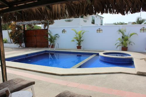 圣克莱门特Casa Aventura的一座带房子的庭院内的游泳池