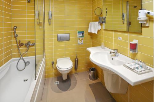 帕莫卡莱帕姆热温泉诊所及Spa酒店的一间带水槽、卫生间和淋浴的浴室