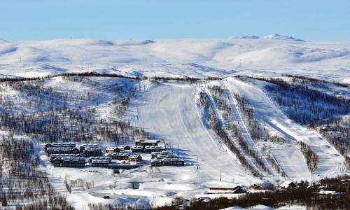 耶卢Havsdalsgrenda Geilo Apartments的雪地中滑雪胜地的空中景观