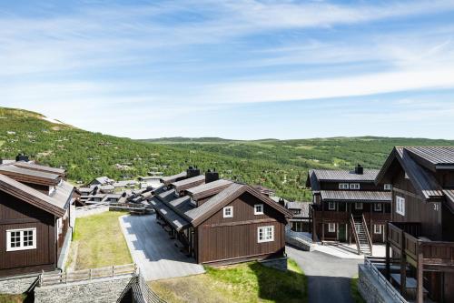 耶卢Havsdalsgrenda Geilo Apartments的享有村庄的顶部景色,设有木屋