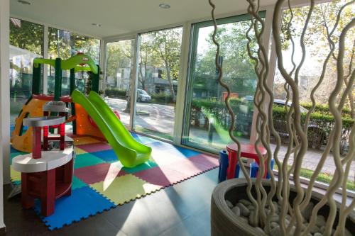 切塞纳蒂科切塞纳蒂科朝阳公寓式酒店的一个带游乐场的儿童游乐区