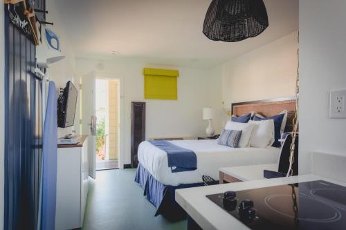 达利城迈洛酒店的酒店客房带一张床和一个厨房