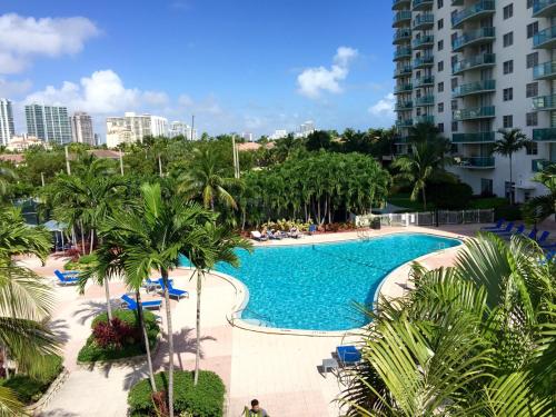 迈阿密海滩迈阿密海洋保护区豪华租赁公寓的棕榈树和建筑度假村的游泳池