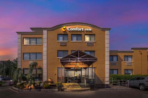 埃奇沃特Comfort Inn Edgewater on Hudson River的带有舒适旅馆读书标志的酒店