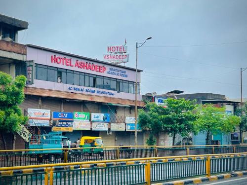 NarodaHotel Ashadeep palace的建筑一侧有标志的酒店