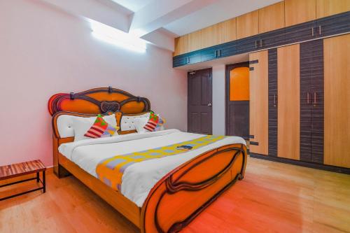 钦奈Super Hotel O Velachery Near Devi Karumariamman Nagar Extension的一间卧室,卧室内配有一张大床