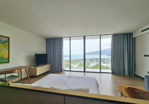 芽庄Villa Nha Trang Gần Biển - Biệt Thự Nha Trang Gần Biển的酒店客房设有一张床和大窗户