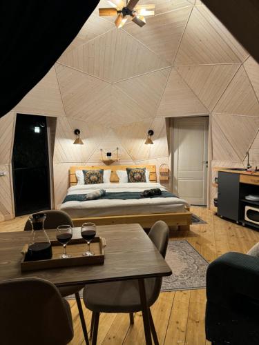 卡兹贝吉Glamping EmeralD的一间卧室设有一张大床和大型天花板