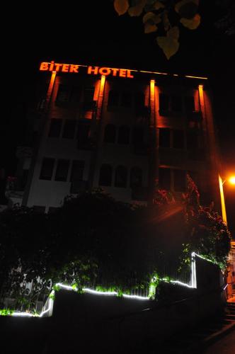 伊斯坦布尔Biter Hotel的灯光标志的酒店夜景