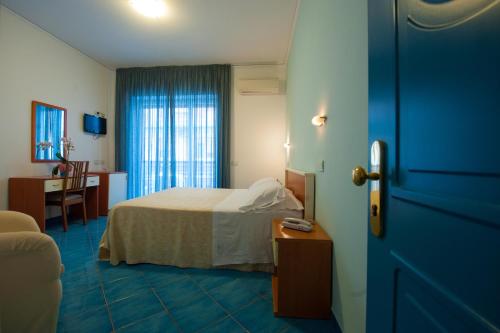 马奥莱奥西酒店的酒店客房设有床和窗户。