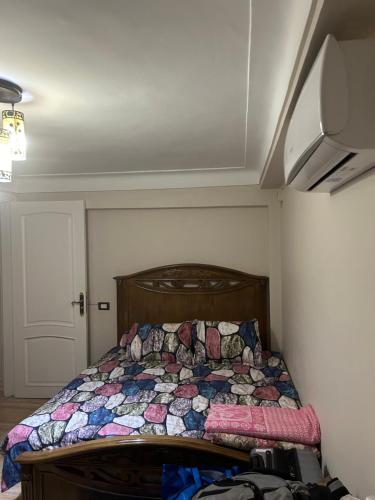 亚历山大Nice room with AC & Private balcony in Alexandria的一间卧室配有床,床上装有被子