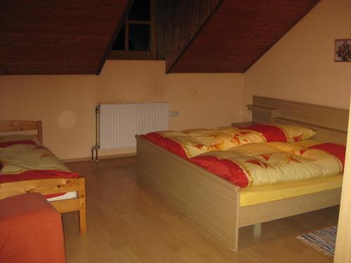Waldthurn拜姆勒度假乡村民宿的一间卧室,配有两张床