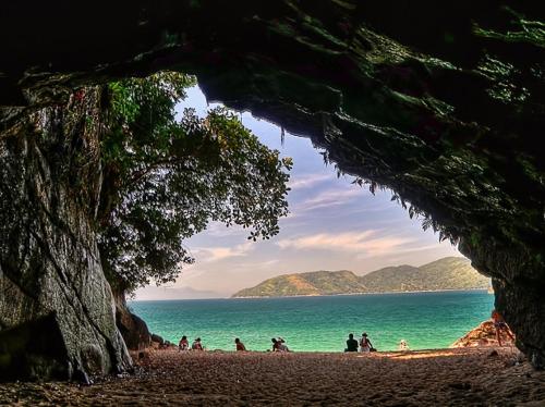 乌巴图巴Pousada Kasarão Praia Grande Ubatuba的一群人,在海边的海滩上