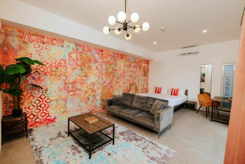 棕榈滩Privada Stays - Lofts with Private Pool and Oasis, near Eagle Beach的客厅配有床和沙发