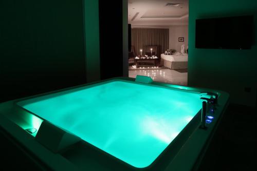 阿可贺巴Aswar Al Olaya Hotel Suites的客厅的游泳池