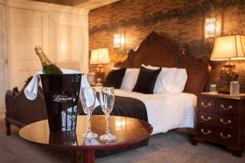 阿洛厄英格尔伍德之家及Spa中心酒店的酒店客房带一瓶香槟和两杯酒