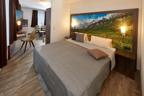 肯普滕笔城旅馆的一间卧室配有一张壁画大床