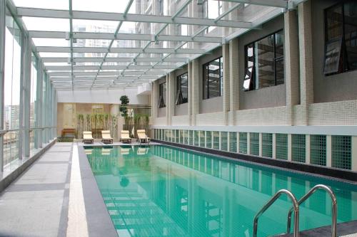 广州国德国际大酒店内部或周边的泳池