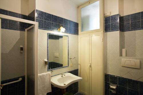 罗马利拉酒店的一间带水槽和镜子的浴室