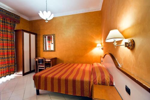 罗马利拉酒店的酒店客房,配有床和灯