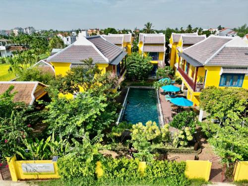 会安Chez Mimosa Hoi An - LUA Retreat的享有带游泳池的房屋的空中景致