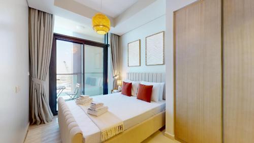 迪拜Primestay - Spacious 2BR in Aykon City - Business Bay的一间卧室设有一张床和一个大窗户