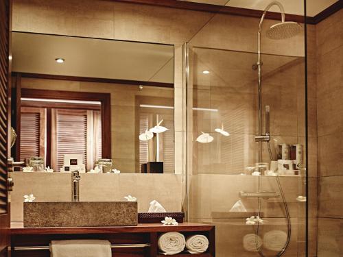 伊洛哈海景酒店的一间浴室