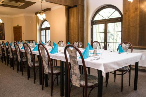 莫斯特希拉克酒店的一间会议室,内设一张长桌和蓝色餐巾