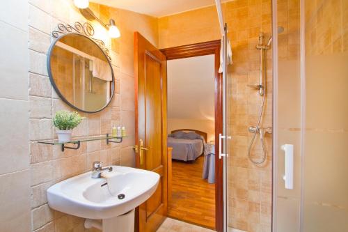 尤比雅克菲马尔旅馆的一间带水槽、镜子和淋浴的浴室