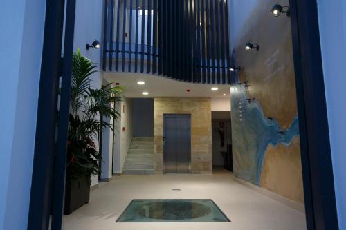 科尼尔-德拉弗龙特拉La Pasajera Hostal Boutique的大楼中央带游泳池的走廊