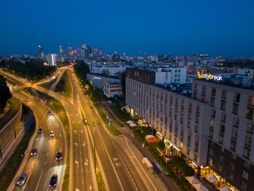 华沙City Break Wolska Aparthotel的夜间高速公路的交通头景