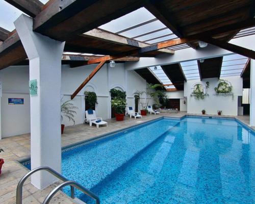 贾拉普米西翁哈拉帕拉斯公约广场酒店的游泳池,位于带游泳池的建筑内