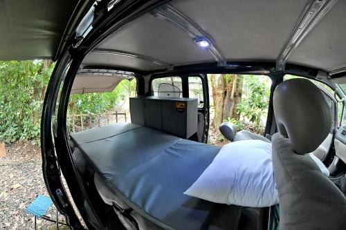 卡图纳耶克JUST CAMP IT Campervans and Motorhomes - Colombo City and Bandaranaike International Airport Arrivals Car Park的露营车后面的一张床位