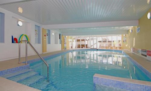 恩布尔顿恩布尔顿Spa酒店&公寓的大楼内的大型游泳池