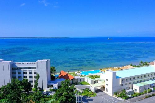 石垣岛Beach Hotel Sunshine Ishigakijima的享有度假胜地和海洋的空中景致