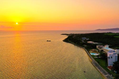 石垣岛Beach Hotel Sunshine Ishigakijima的日落时分海滩空中景致