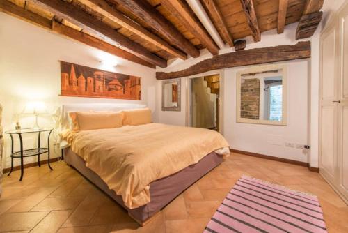 贝加莫Porta Dipinta House Bergamo Alta的一间卧室,卧室内配有一张大床