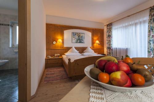 圣莱奥纳尔多因帕西里亚加戈霍夫贝格酒店的在酒店房间桌上放一碗水果