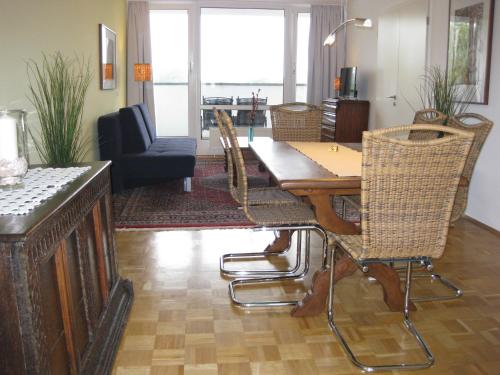 柏林Ferienwohnungen Familie Böckmann的客厅配有木桌和椅子