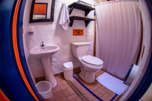 普韦布洛保Hotel Mi Monaco的一间带卫生间和水槽的小浴室