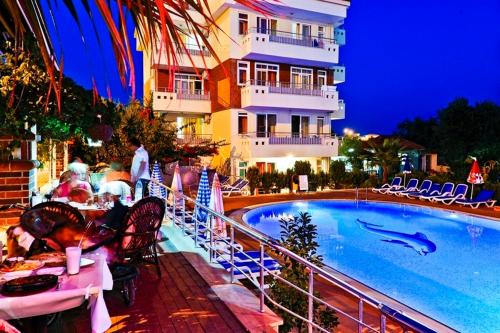 锡德Irem Garden Hotel & Apartments的一个带游泳池的度假胜地和一家酒店