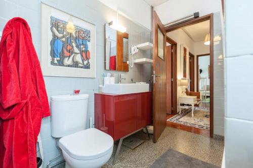 波尔图卡萨德萨路瑞斯公寓的浴室配有白色卫生间和盥洗盆。