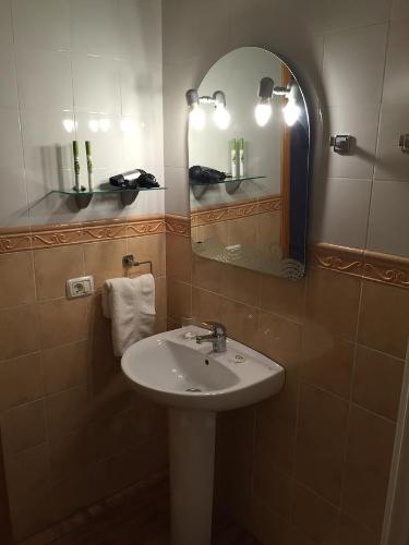 拉雷斯廷加南部万岁公寓的一间带水槽和镜子的浴室