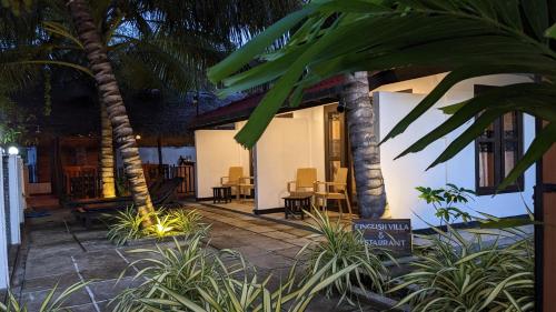 Rannakingfish villa and restaurant的棕榈树度假村