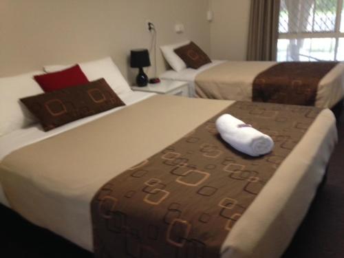 卡鲁阿汽车旅馆客房内的一张或多张床位