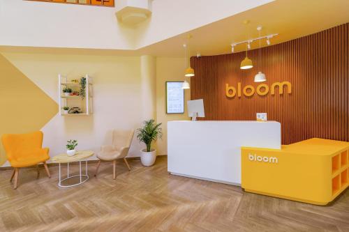 格德拉Bloom Hotel Katra的一间设有黄色和白色柜台和椅子的等候室