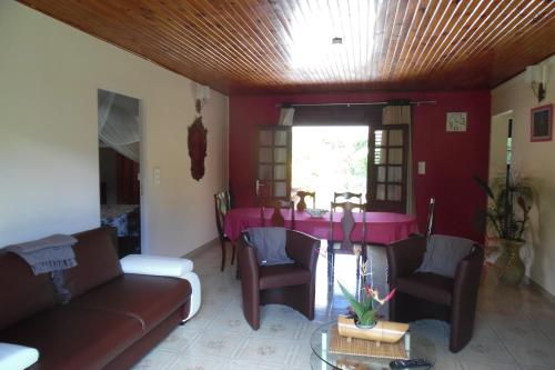 Saint-JosephHoliday Home Villa Kay Malouz的客厅配有沙发和粉红色的桌子